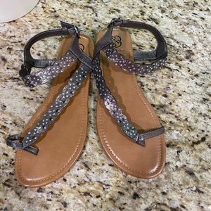 NWOB daisy fuentes Leather Pewter T Strap Sandals With Rhinestones 11